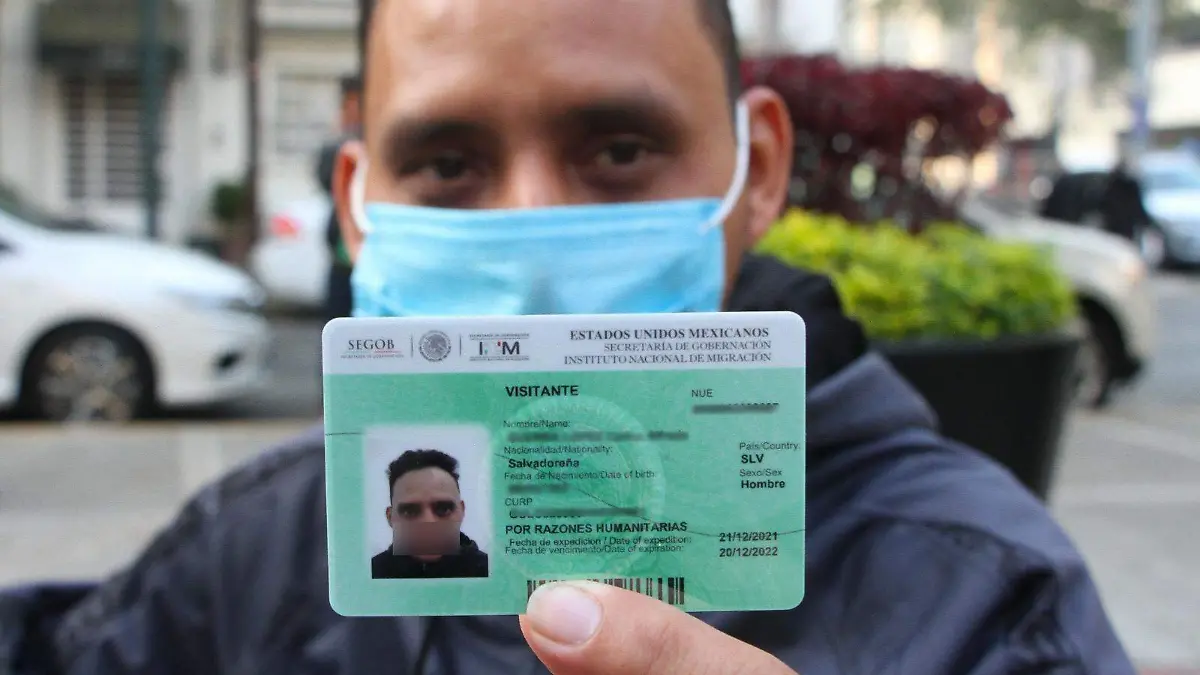 migrante enseñando VRH