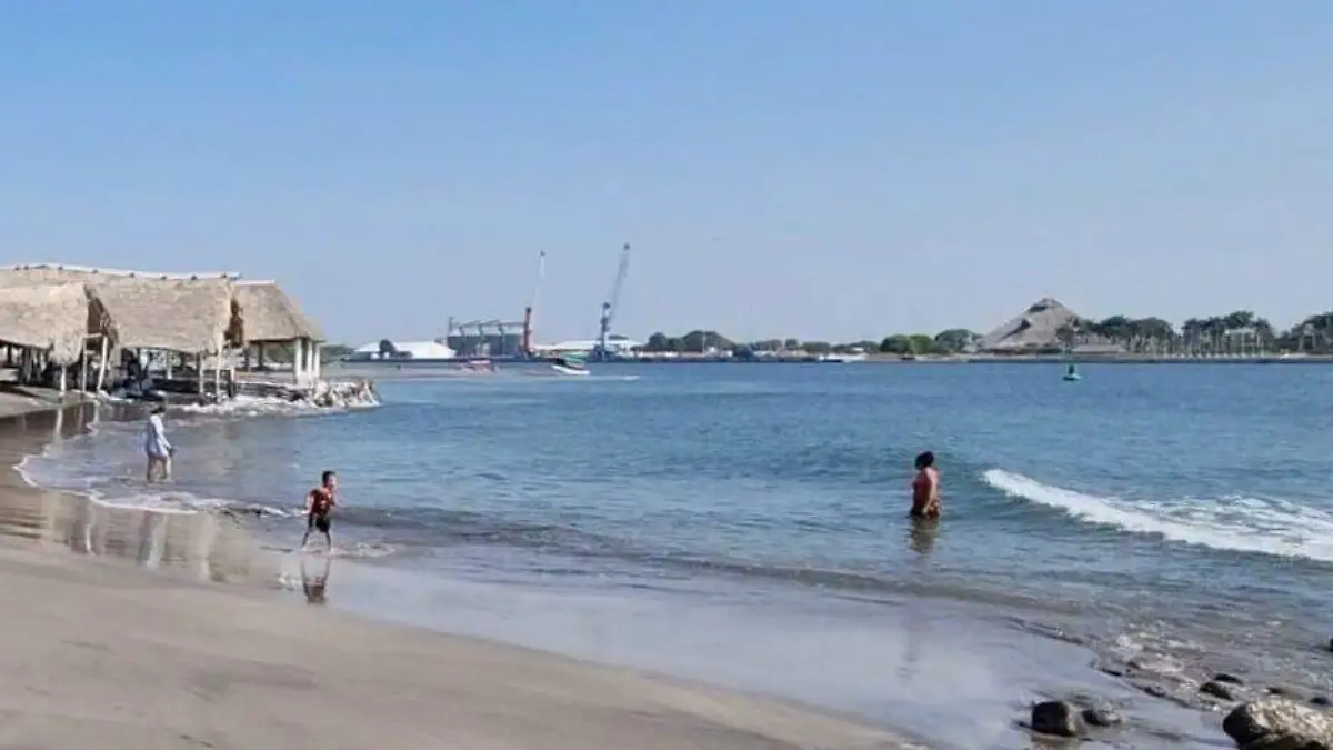 bañistas disfrutando de la playa
