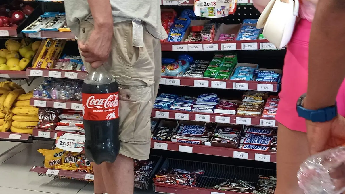 Persona comprando refresco 