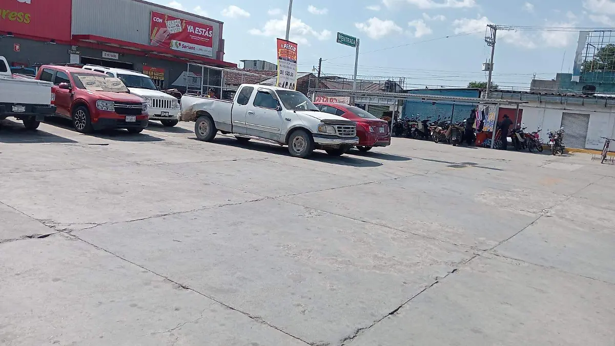 estacionamiento de tienda de autoservicio