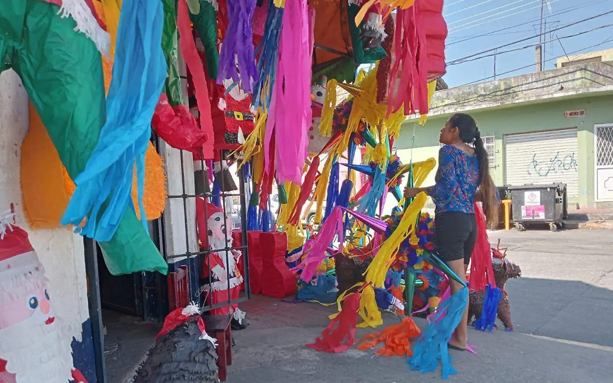 Mujer colgando piñatas