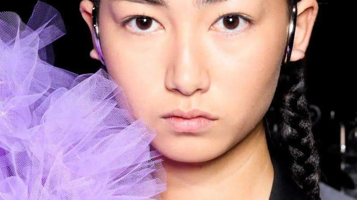 Mujer con peinado de trenzas boxeadoras