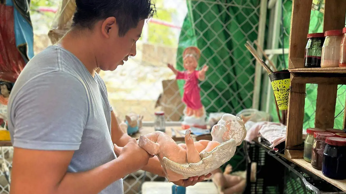 Hombre mirando una imagen religiosa