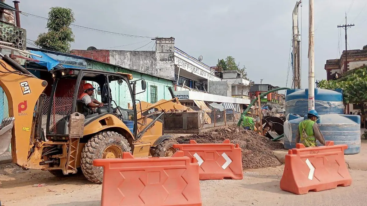 maquinaria en zona de vías 