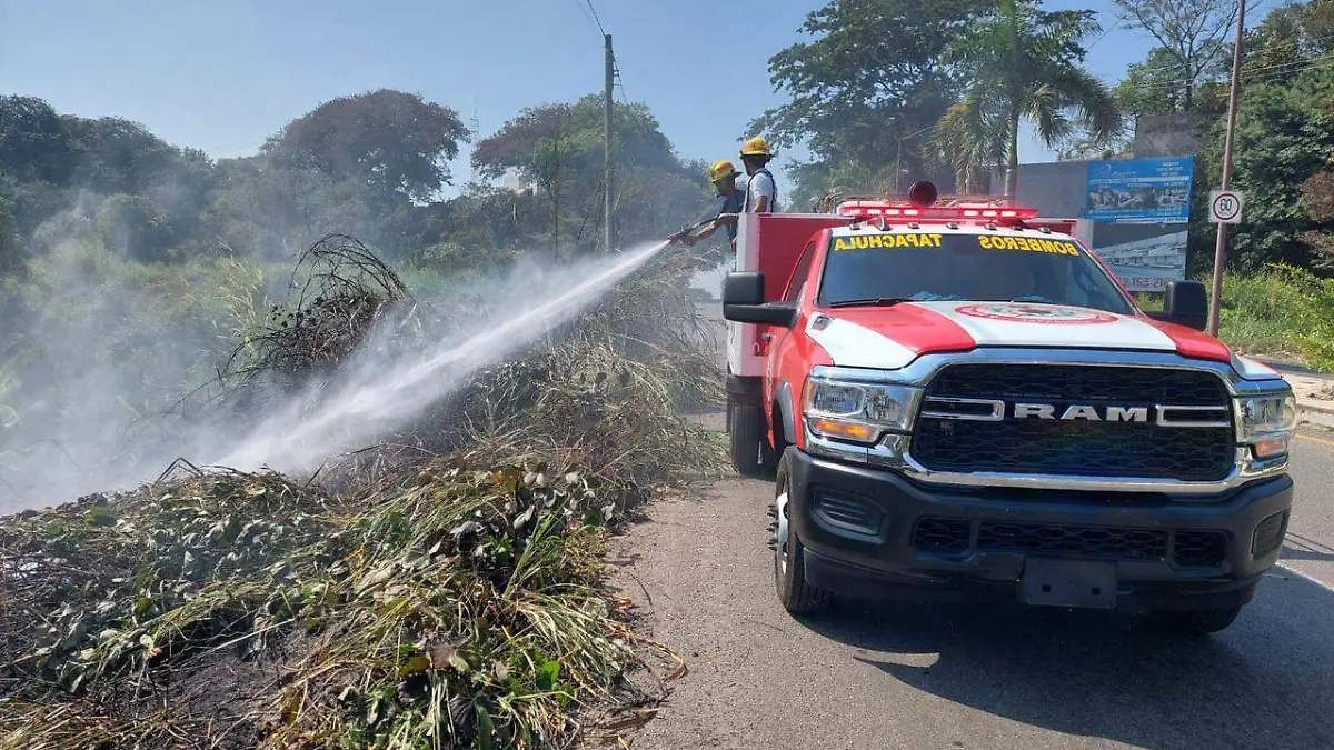 bomberos sofocando incendio