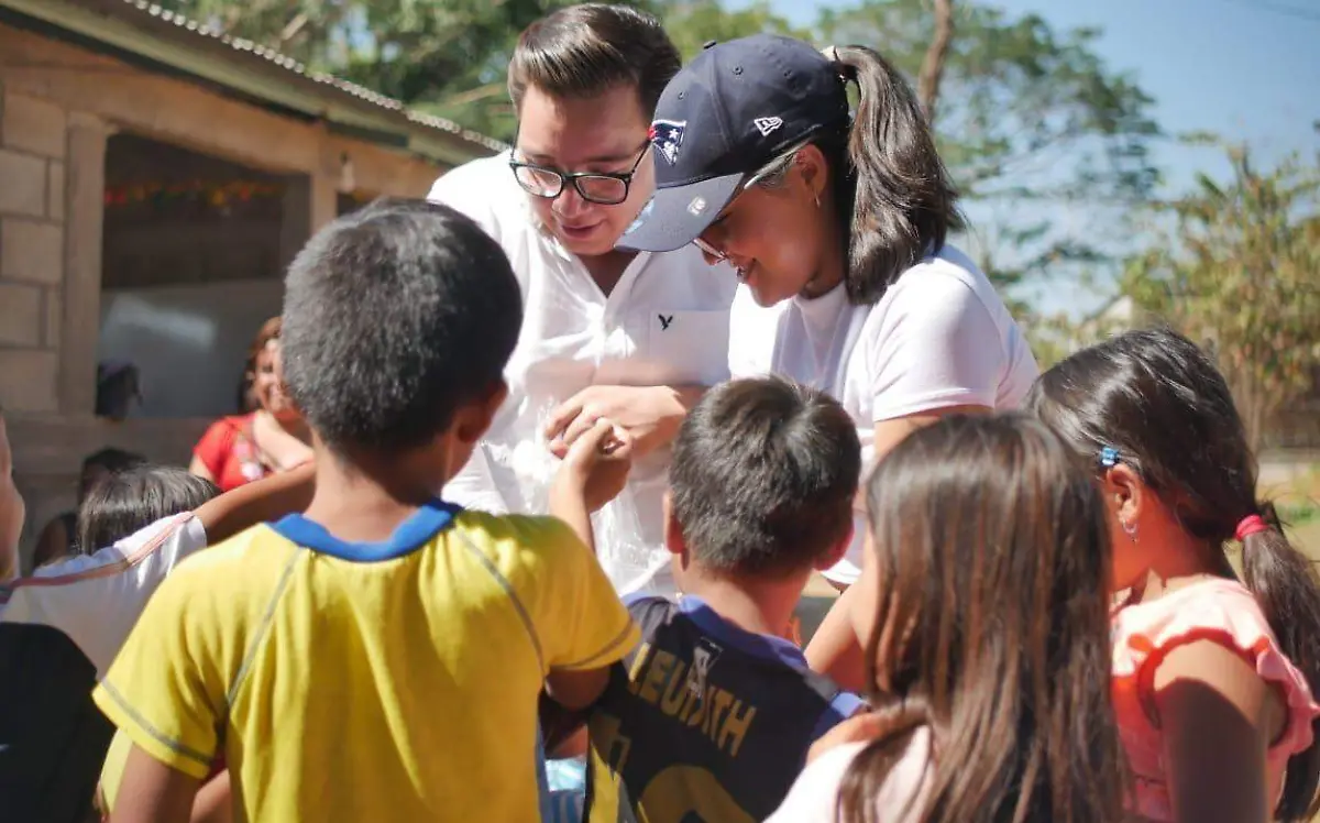 Niños recibiendo regalos
