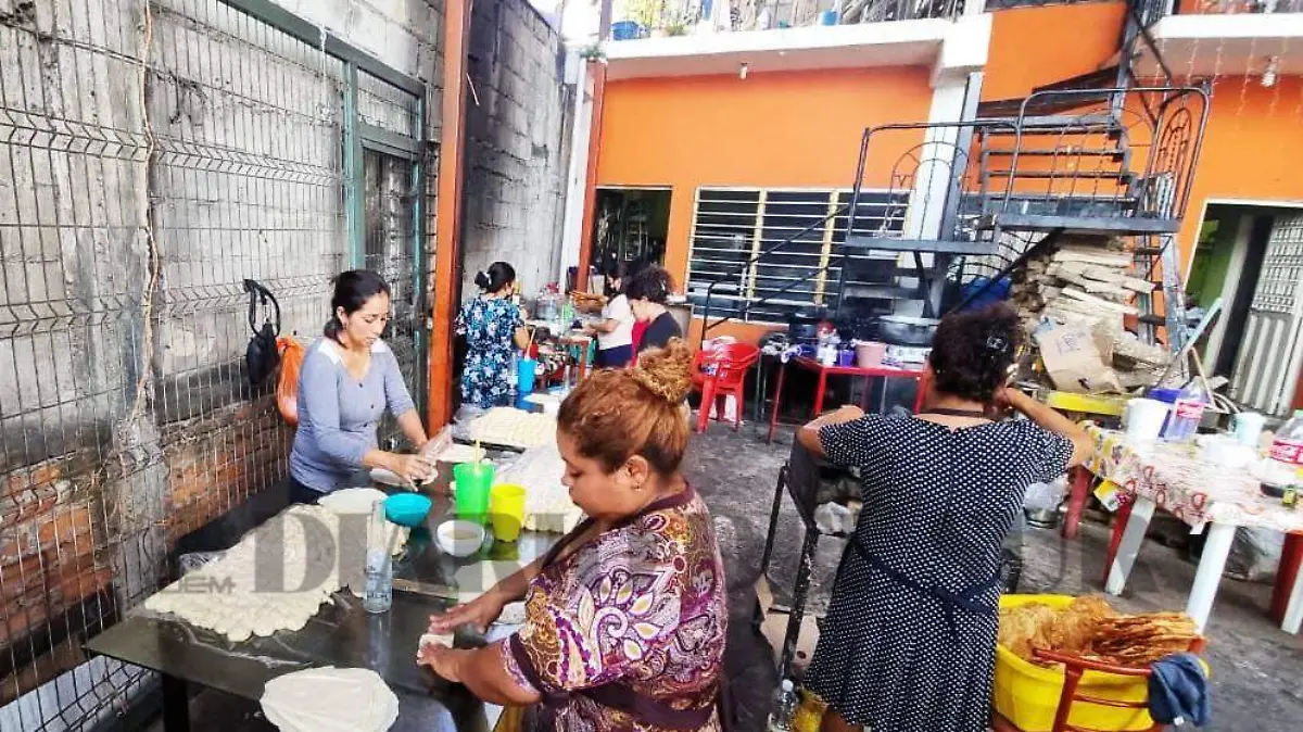 mujeres preparando hojuelas