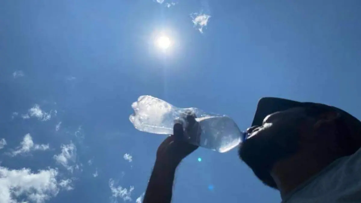 persona tomando agua
