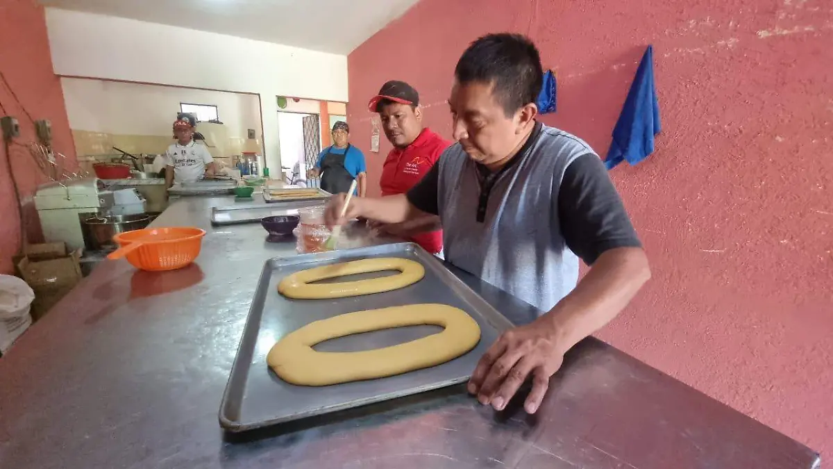 panadero preparando rosca