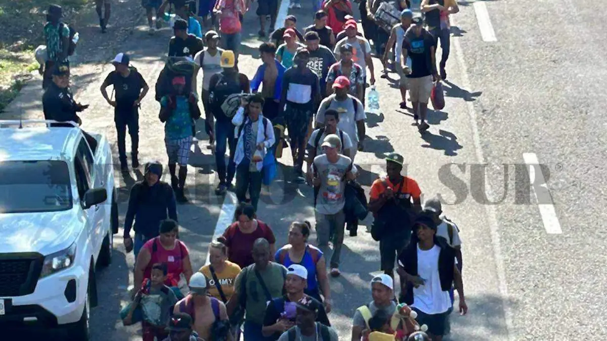 Migrantes pasando el retén del INM