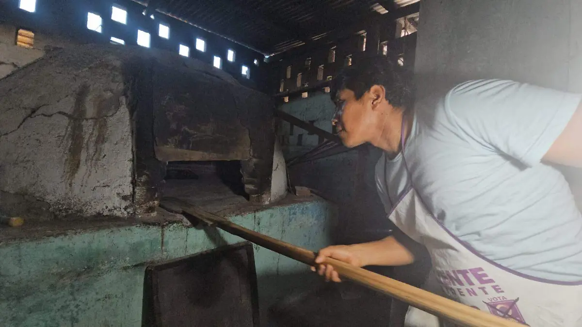 panadero preparando el horno