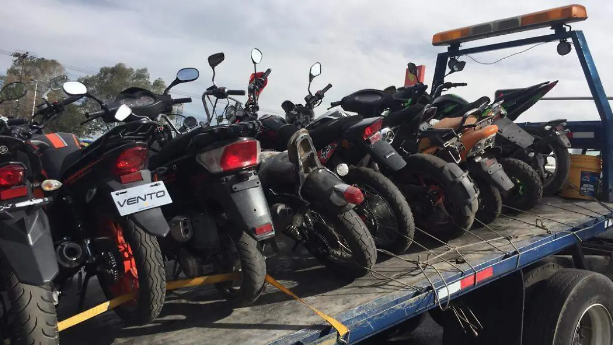 Motos en una grua