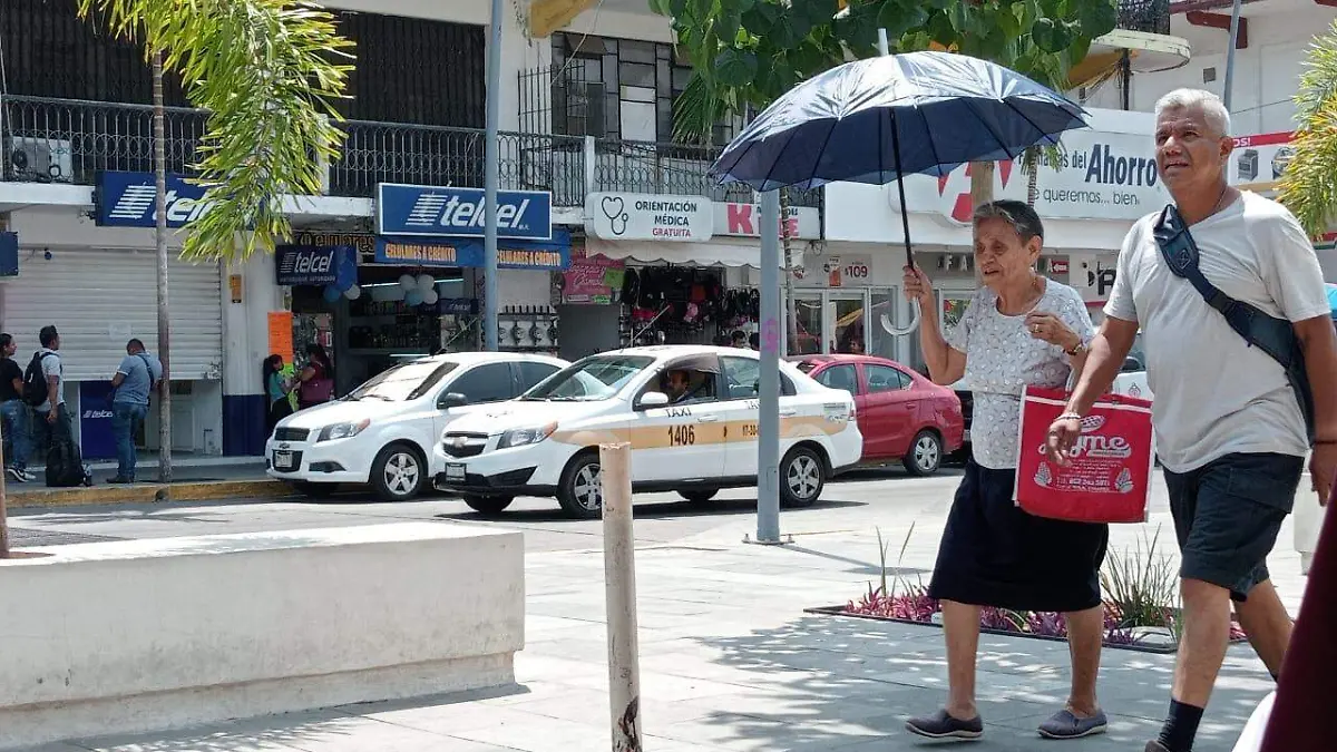 señores usando sombrilla 