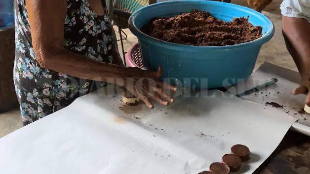 Doña Demetria haciendo chocolate