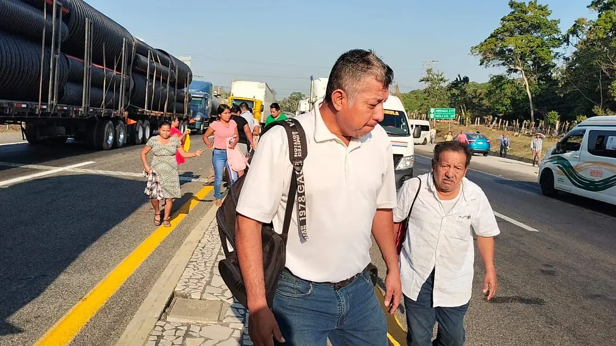 ciudadanos caminando