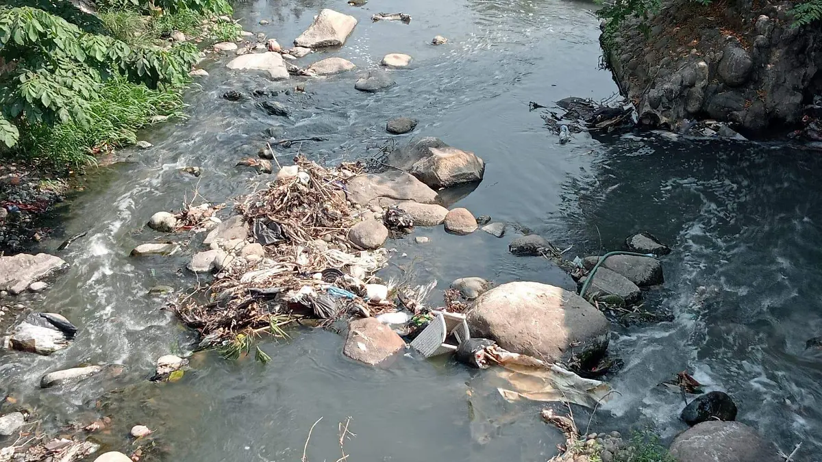 río con basura