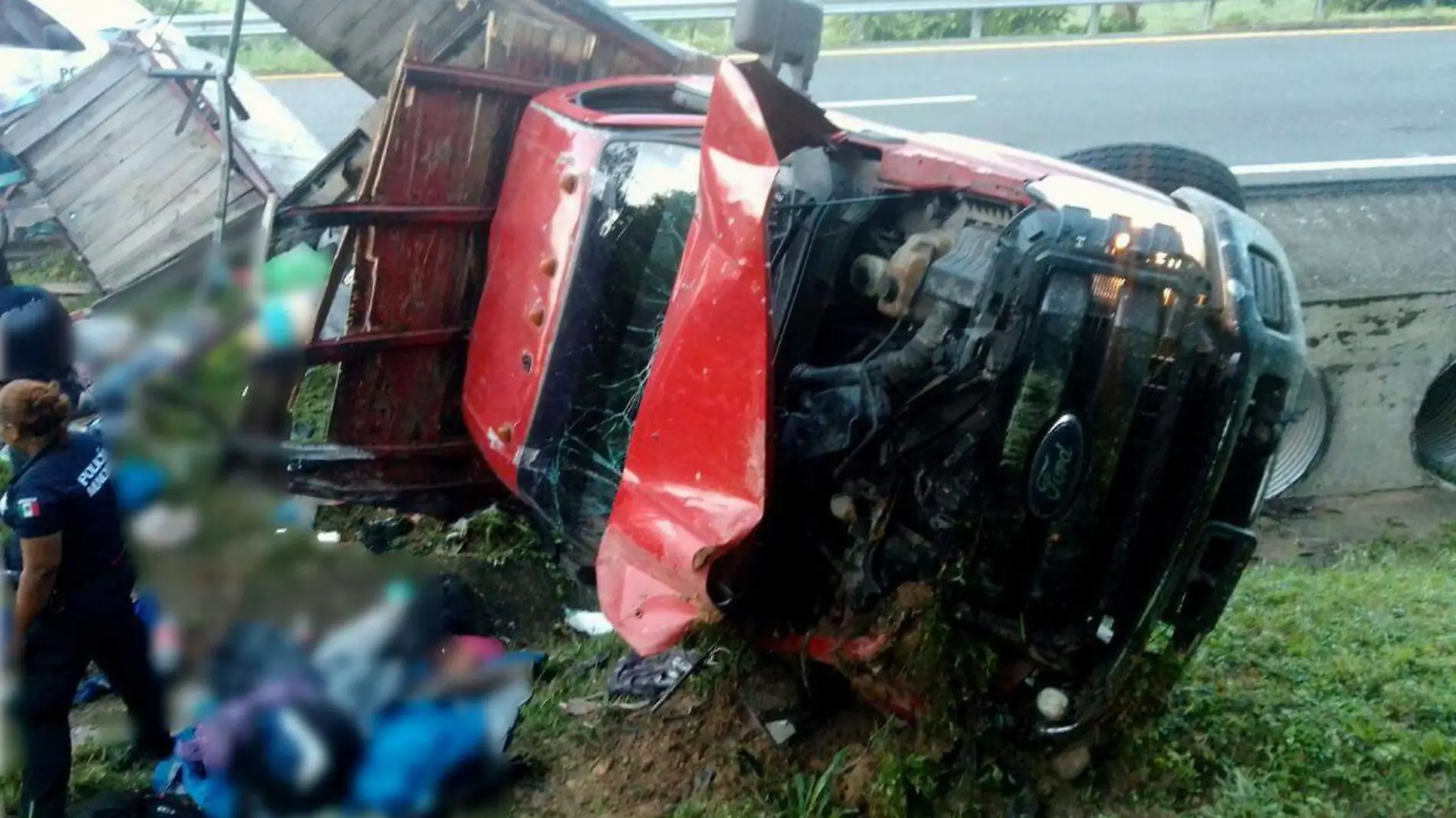 camión volcado en la carretera costera