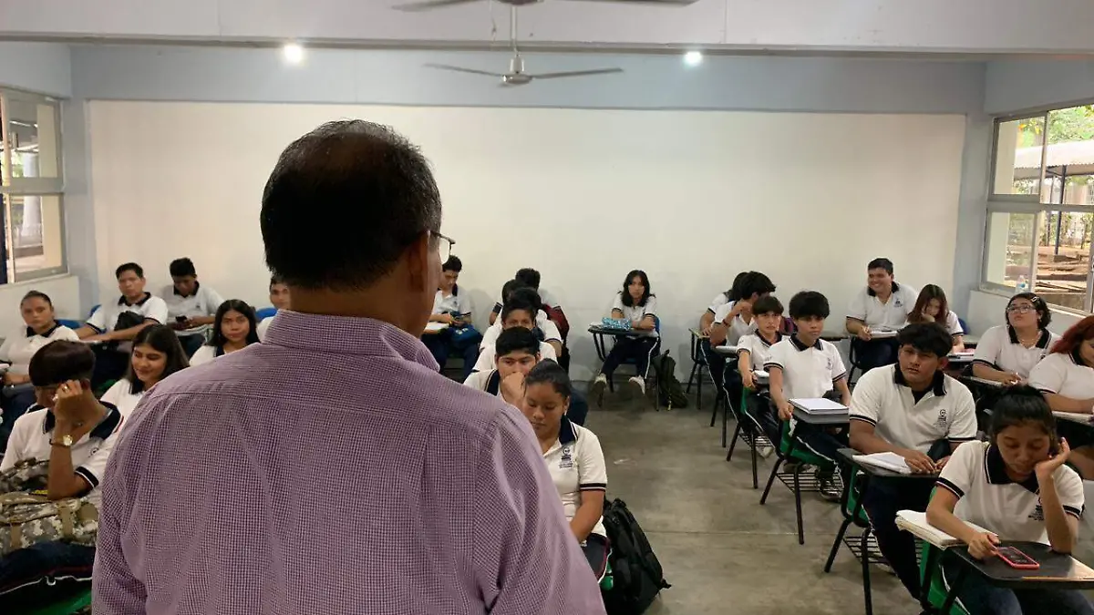 maestro dando clases 