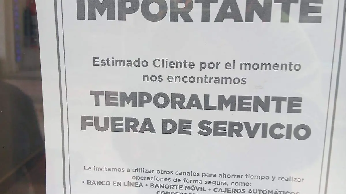 Papel pegado en la ventana