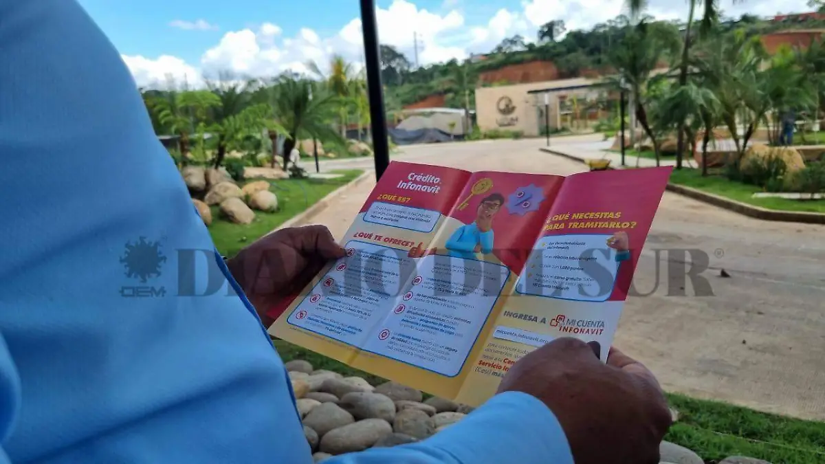 Hombre viendo un folleto de INFONAVIT