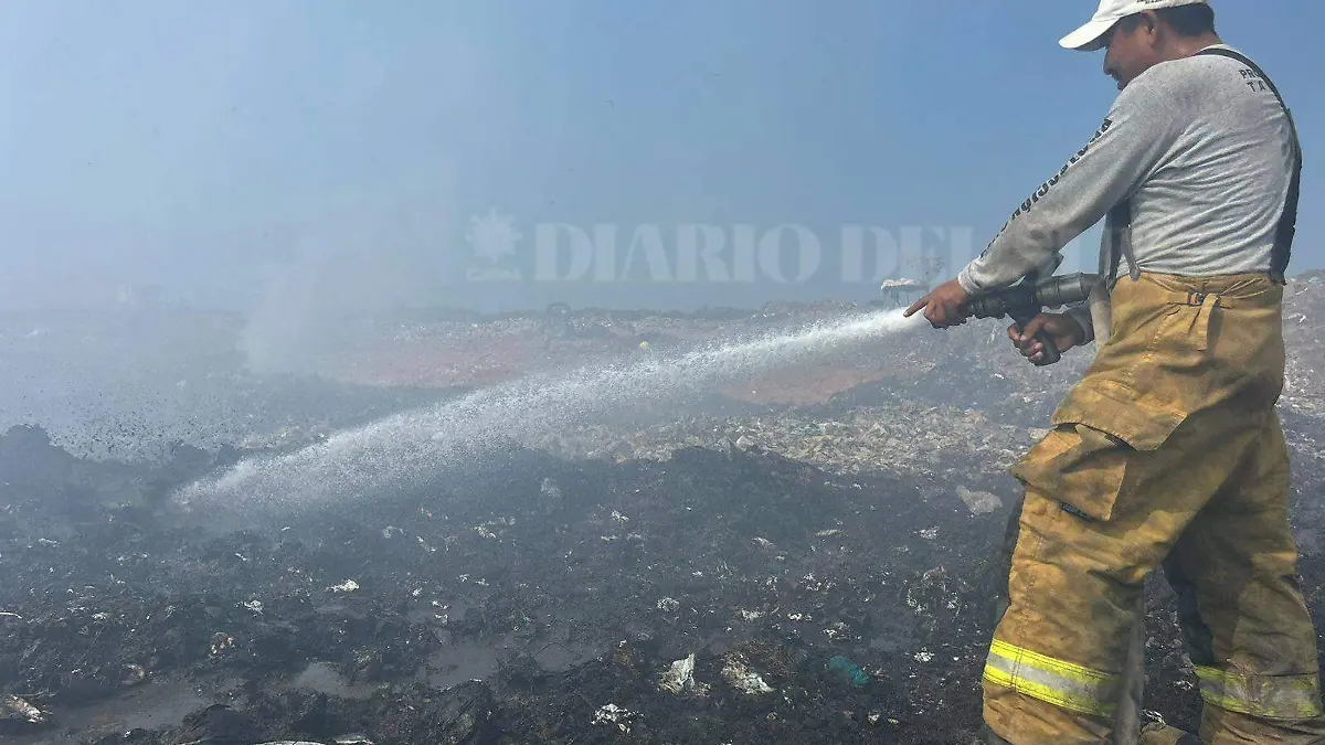 bombero apagando incendio