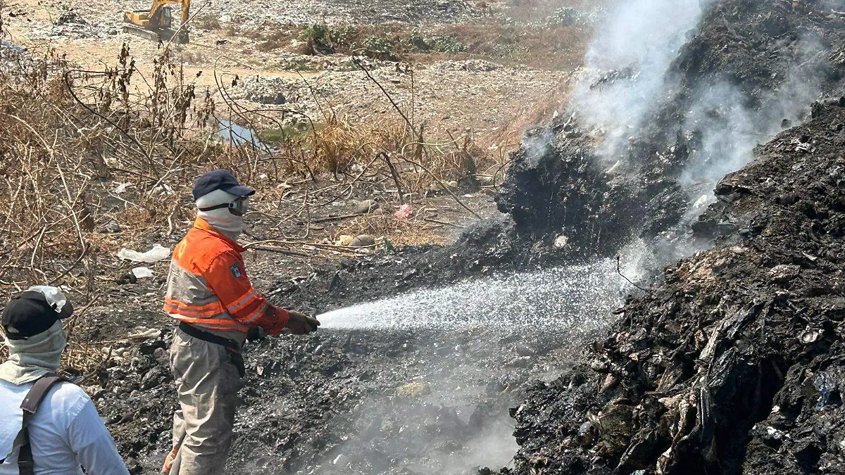 bomberos apagando incendio