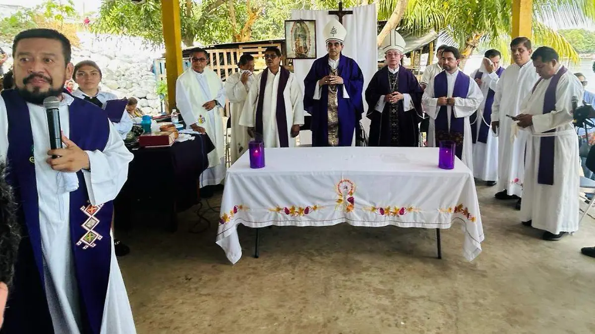 Obipos y sacerdotes reunidos en el río Suchiate