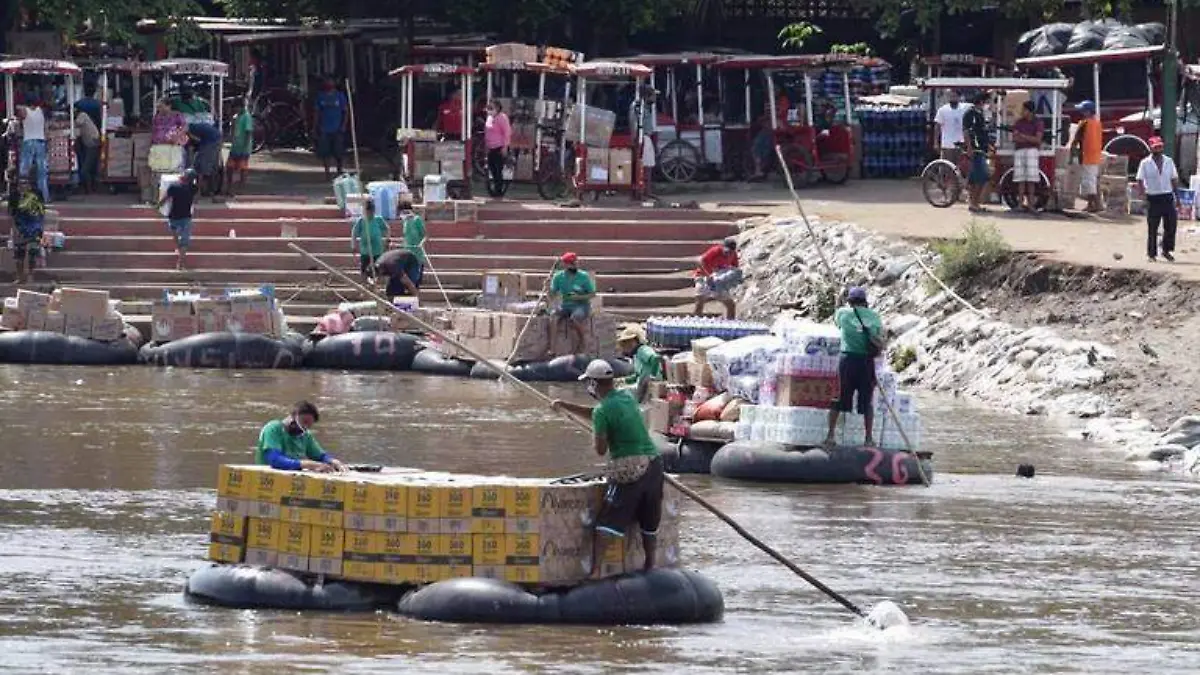 balsas transportando productos en el suchiate