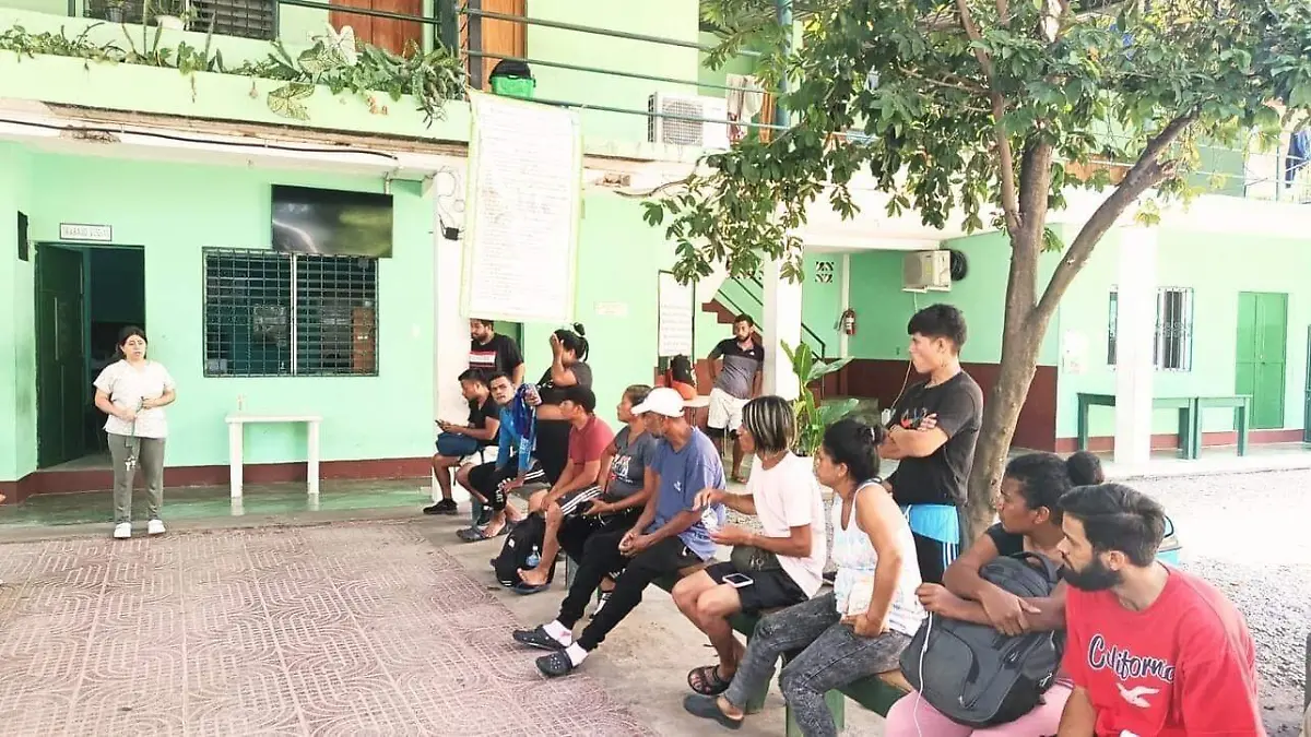 Migrantes escuchando charlas de la Casa del Migrante