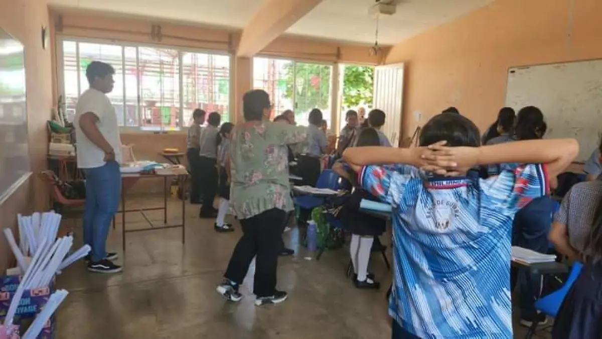 alumnos ejercitandose