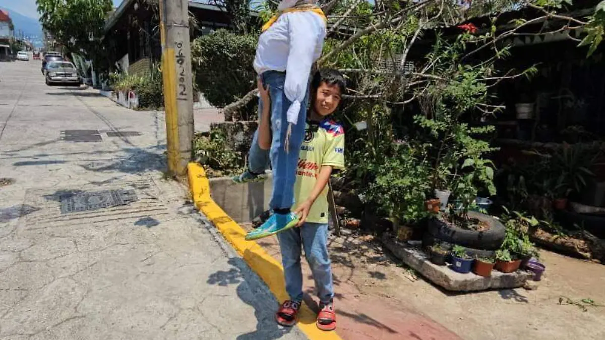 niño cargando judas