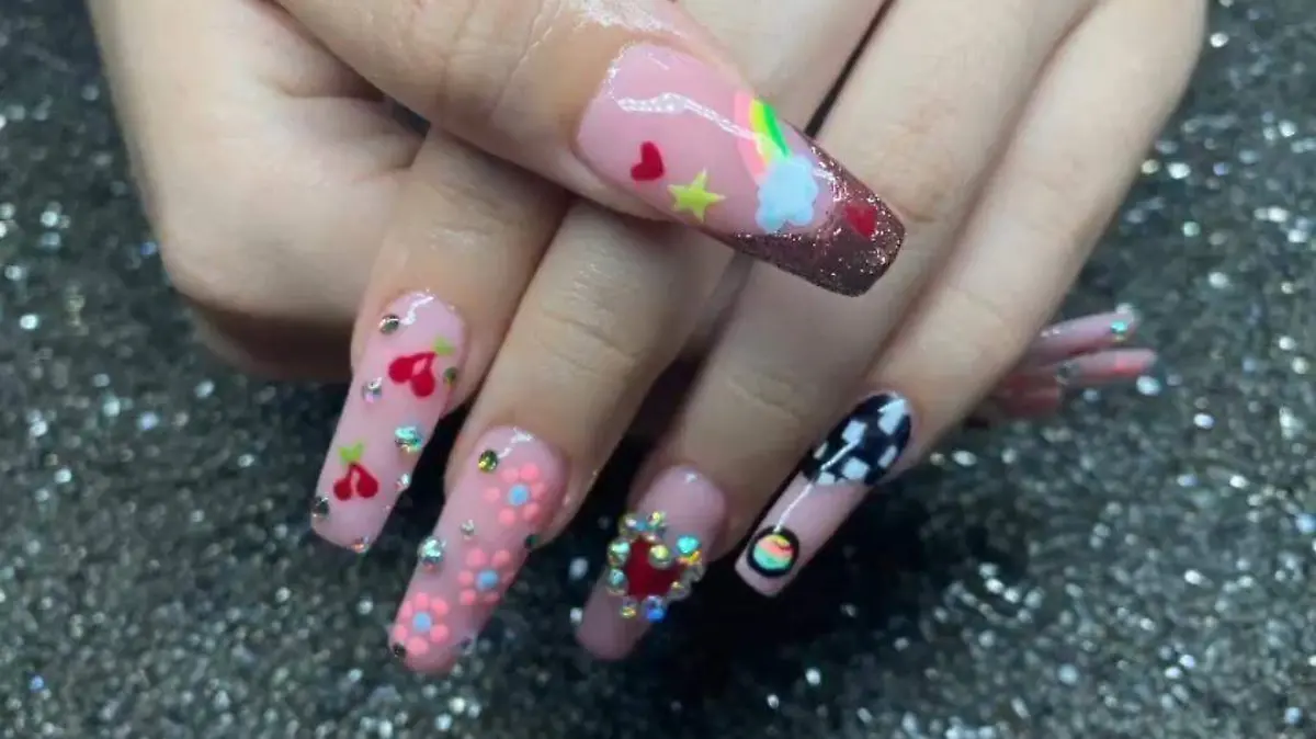 uñas con flores y corazones