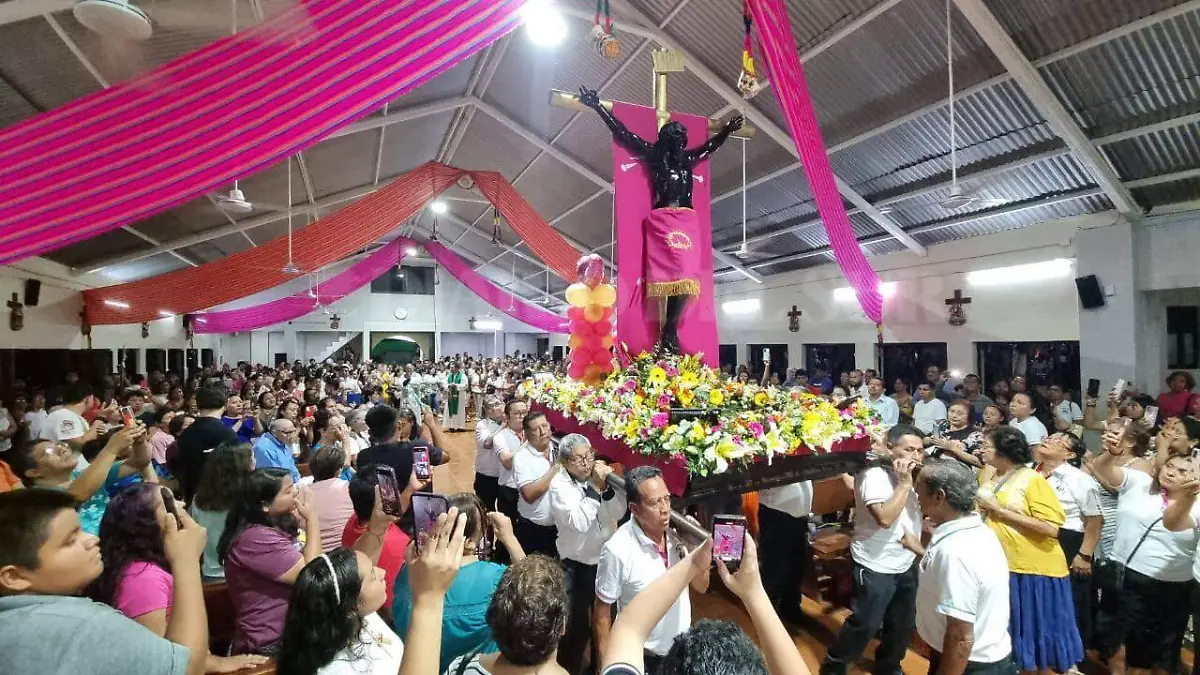 catolicos cargando al Cristo Negro