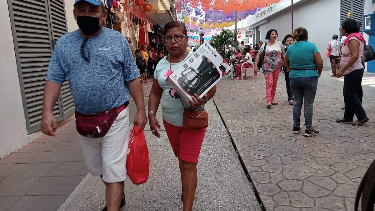 personas caminando con sus compras