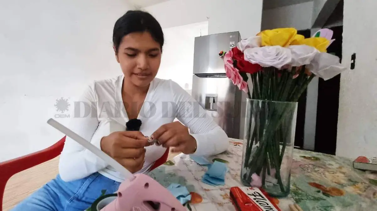 Joven realizando flores