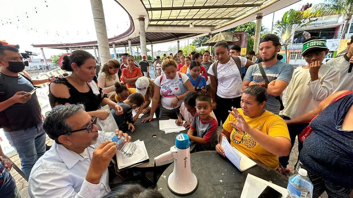 activista Luis Villagran con migrantes en Tapachula 