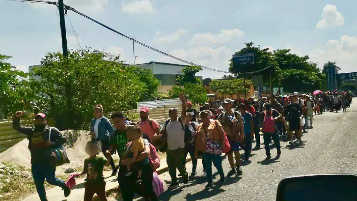 Migrantes caminan en caravana