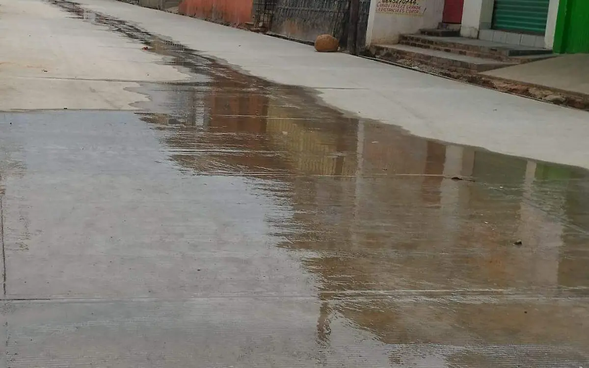 fuga de agua en calle de Huixtla