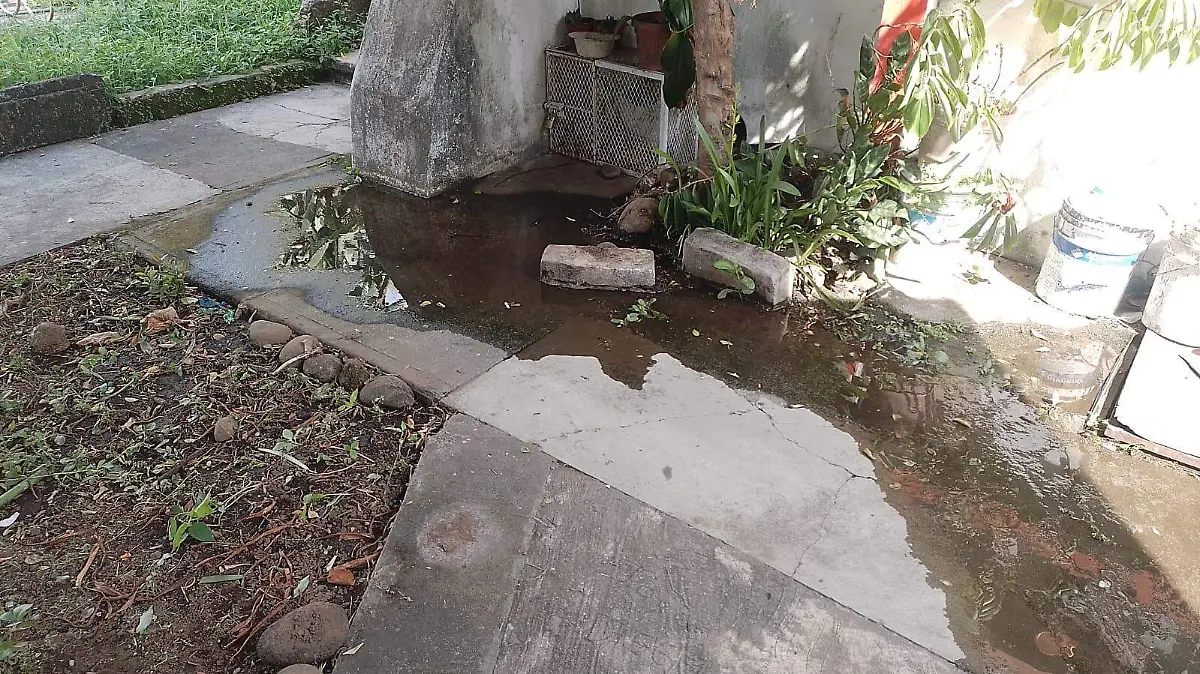 tubería de agua potable rota