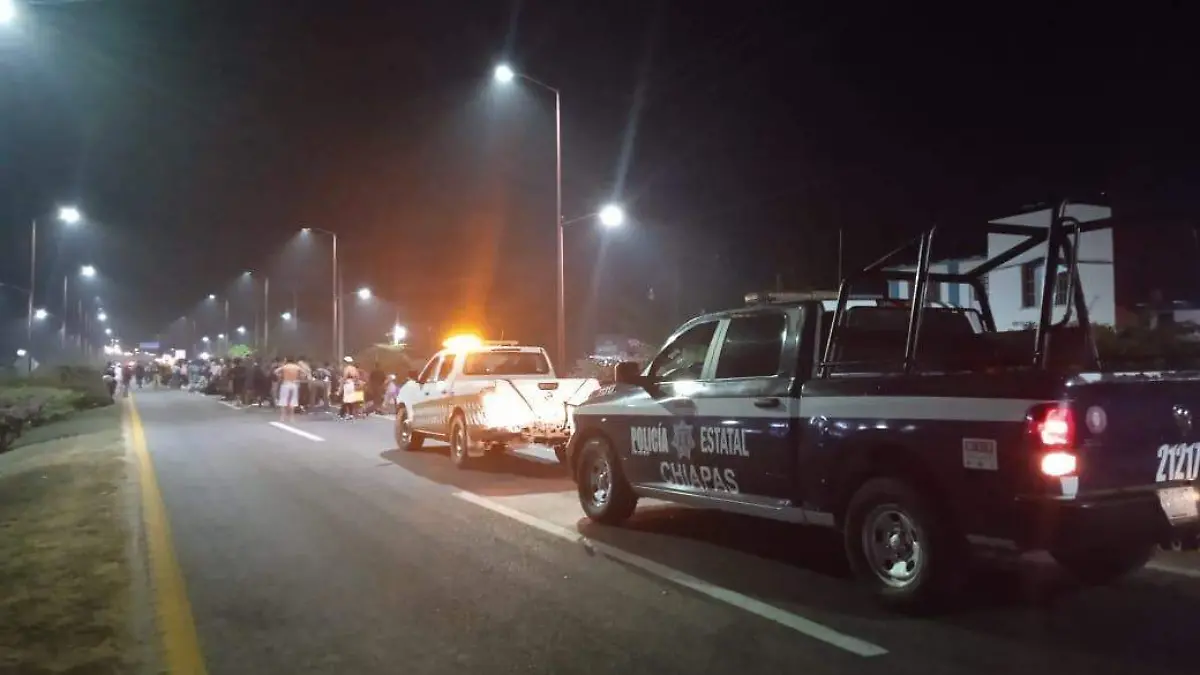 autoridades resguardando a migrantes