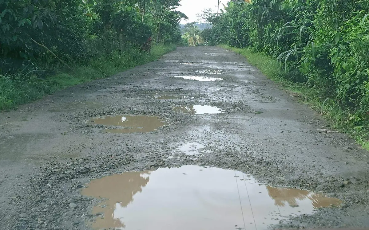 calle vacía y charcos de agua