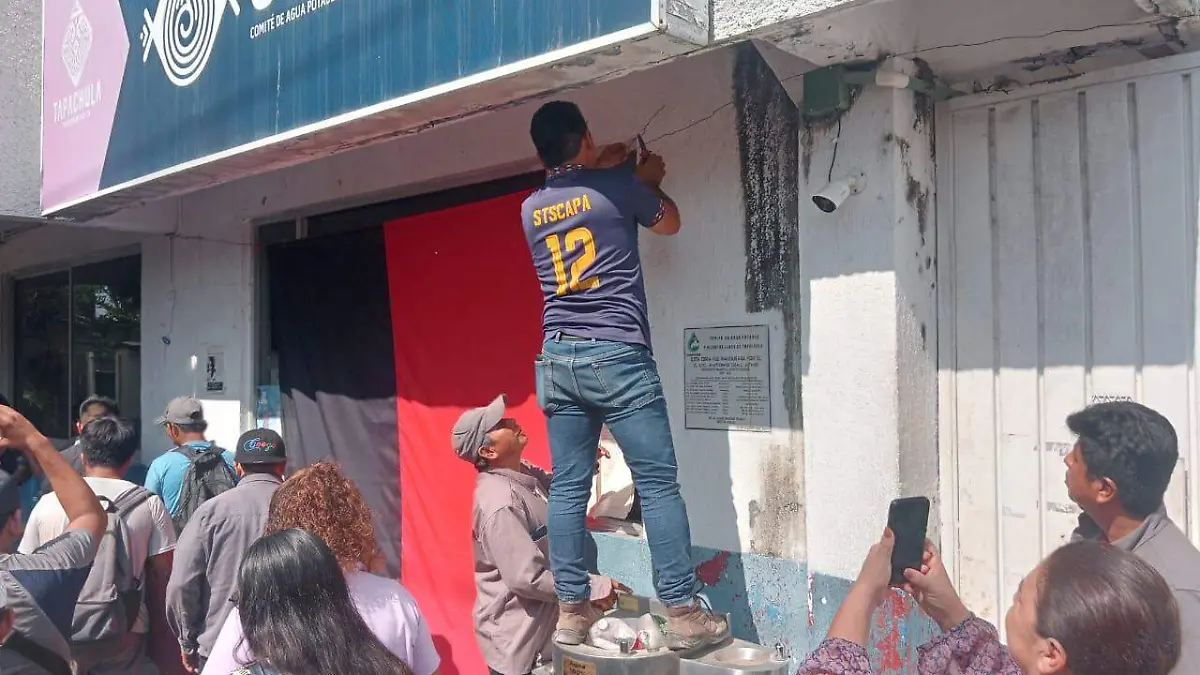 Persona descolgando bandera