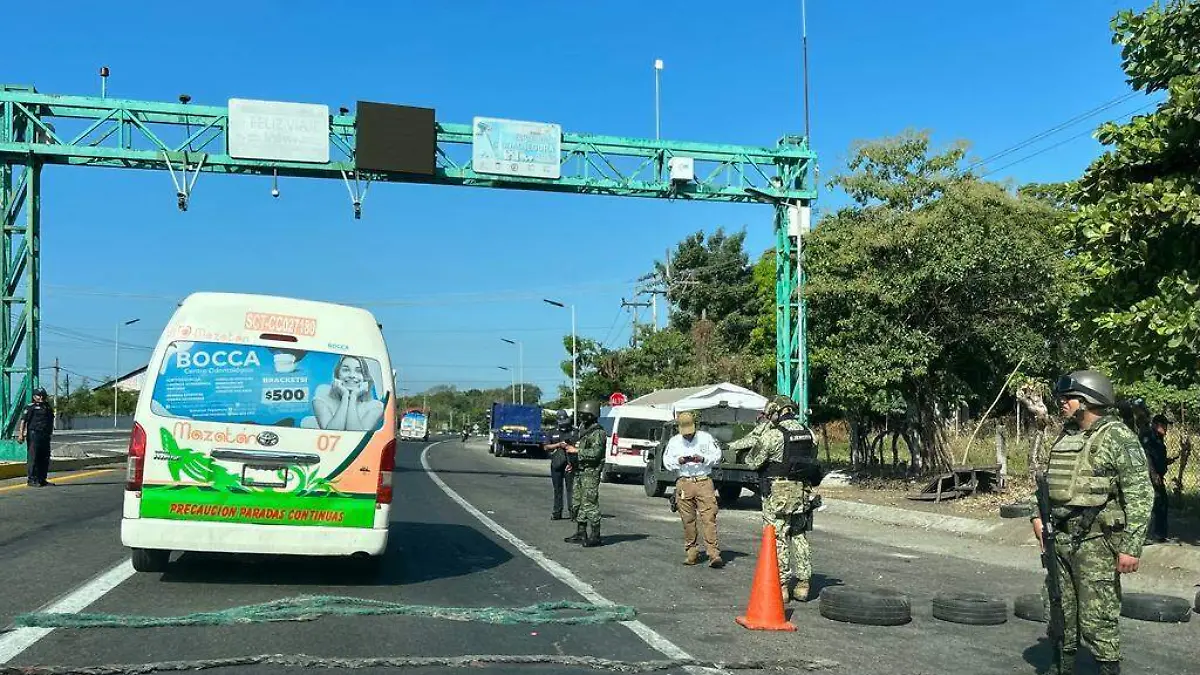 Militares vigilando retenes del INM