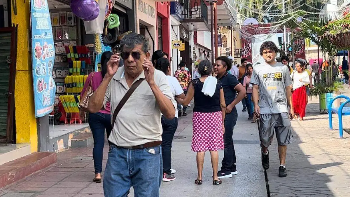 gente caminando en el parque de tapachula