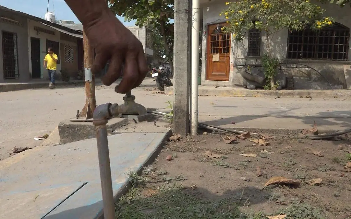 Persona abriendo paso de agua