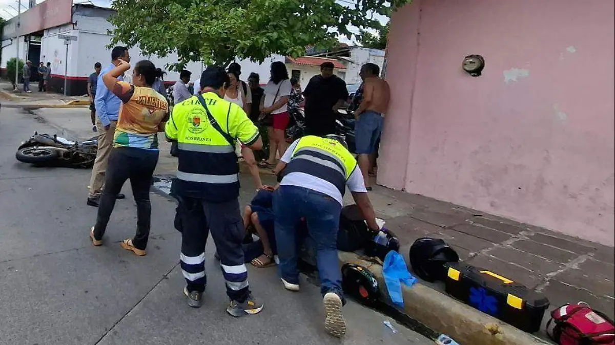 paramedicos atendiendo accidente
