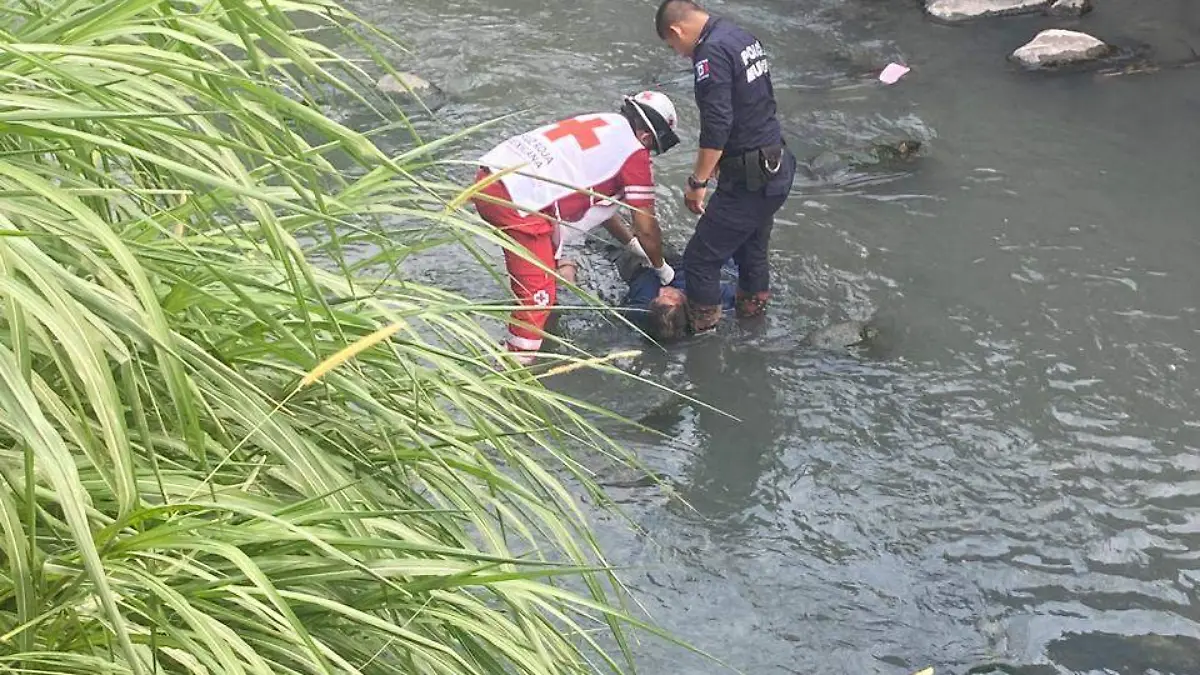 paramedico y policia en rescate