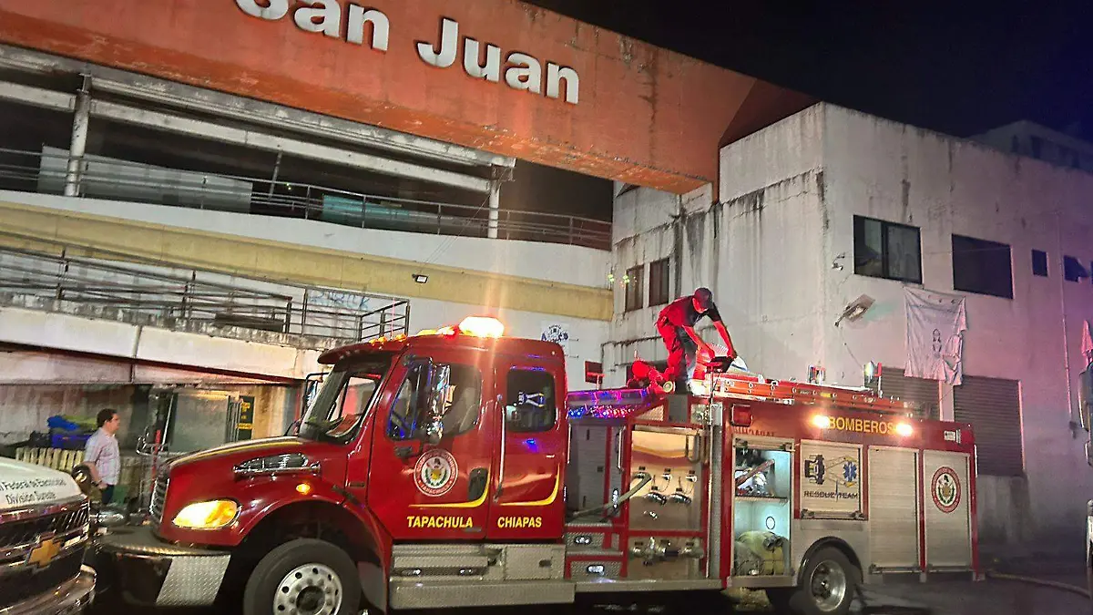 camión de bomberos frente al mercado San Juan