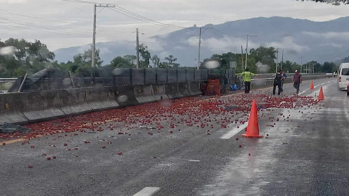 rambután regado en la carretera