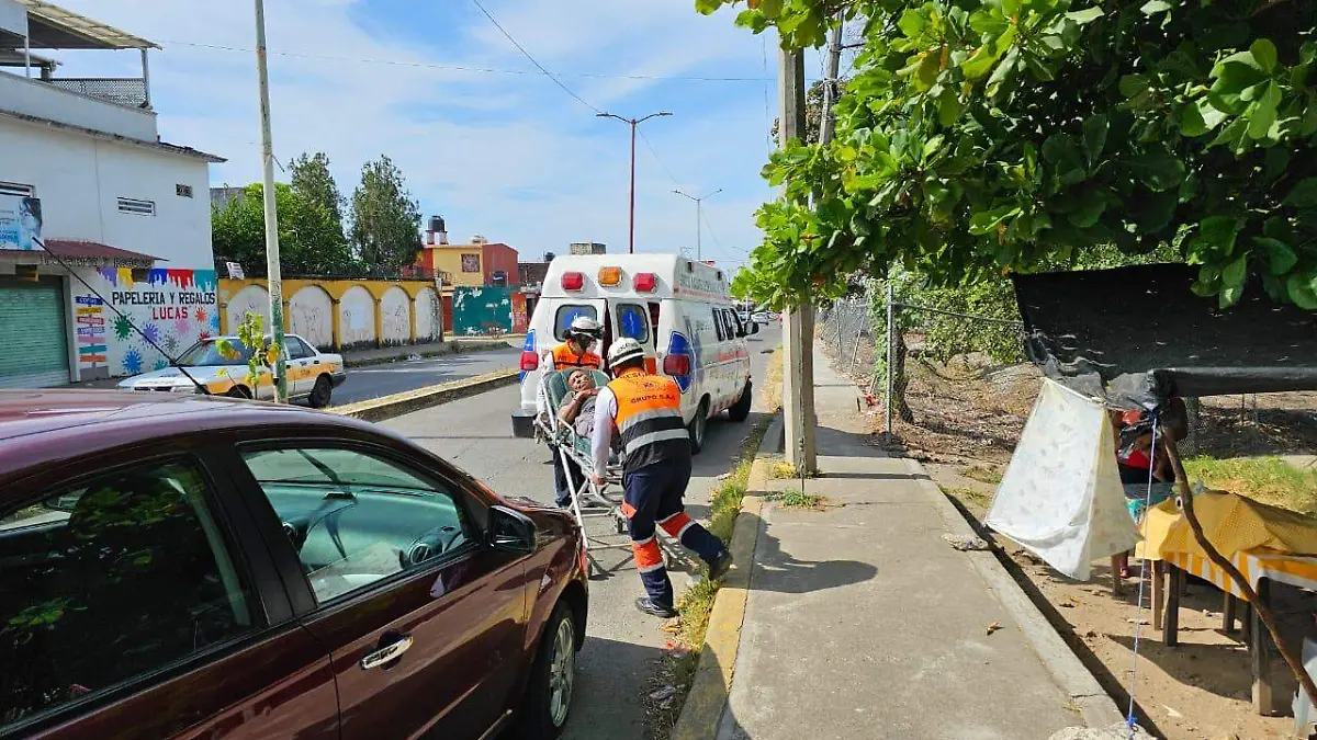 paramédicos trasladan a persona lesionada